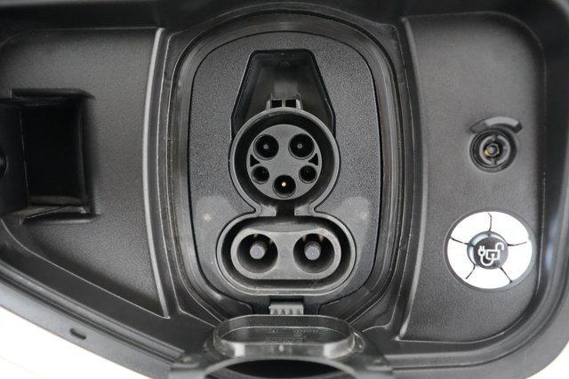 2023 Ford F-150 Lightning — photo 8 of 17