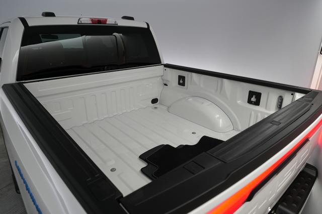2023 Ford F-150 Lightning — photo 6 of 17