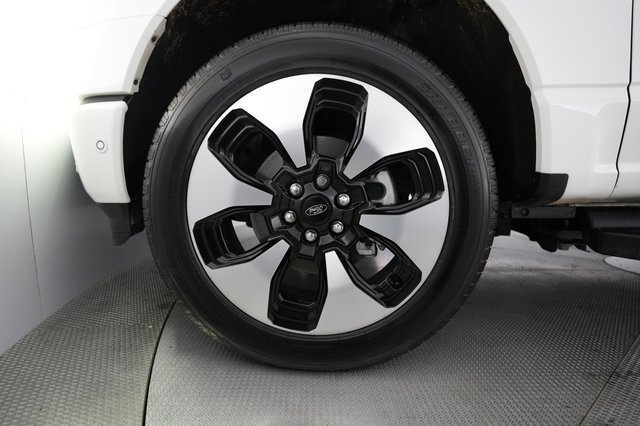 2023 Ford F-150 Lightning — photo 11 of 17