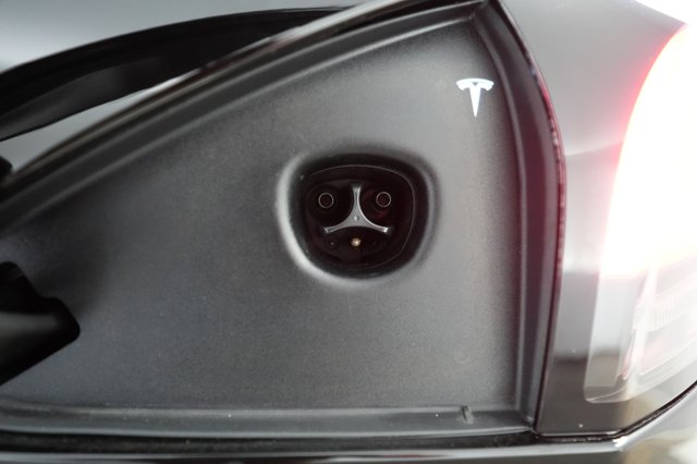 2022 Tesla Model S — photo 8 of 21