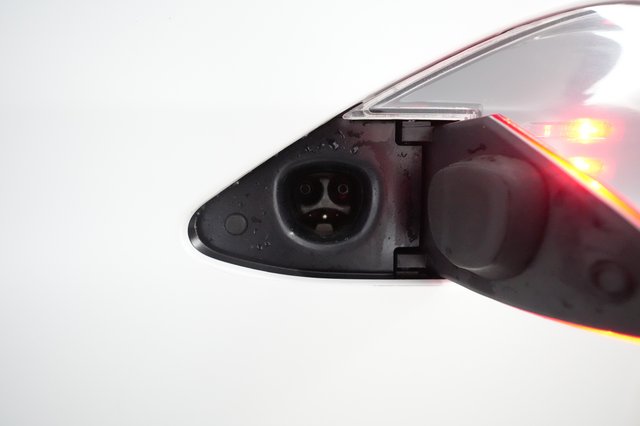 2022 Tesla Model S — photo 8 of 25