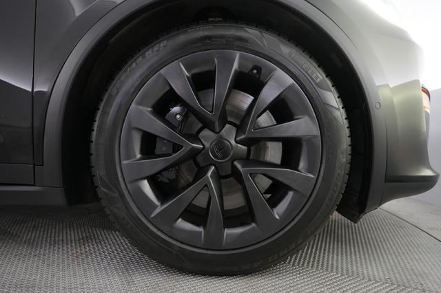 2022 Tesla Model X — photo 7 of 22