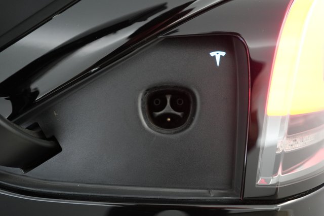 2022 Tesla Model X — photo 8 of 22