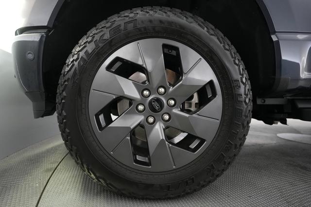2022 Ford F-150 Lightning — photo 10 of 16