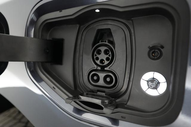 2022 Ford F-150 Lightning — photo 8 of 16