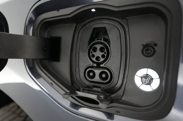 2022 Ford F-150 Lightning — photo 8 of 16