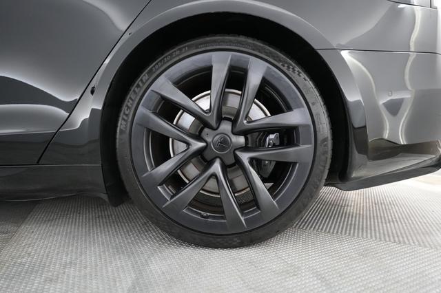 2022 Tesla Model S — photo 7 of 22