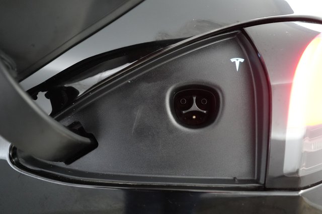 2022 Tesla Model S — photo 8 of 22