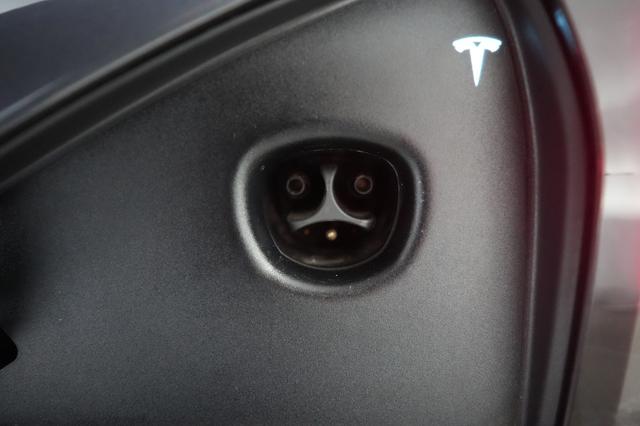 2023 Tesla Model S — photo 8 of 23