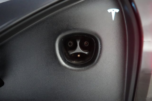 2023 Tesla Model S — photo 8 of 23