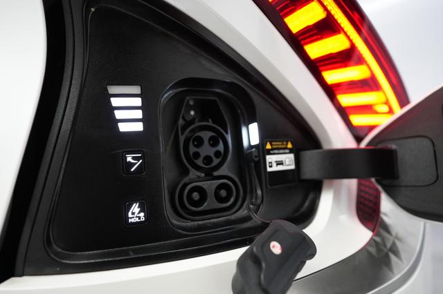 2024 Kia EV6 — photo 8 of 21