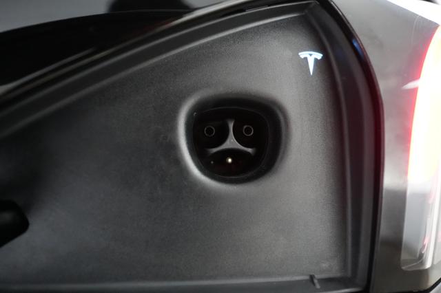 2022 Tesla Model S — photo 8 of 22