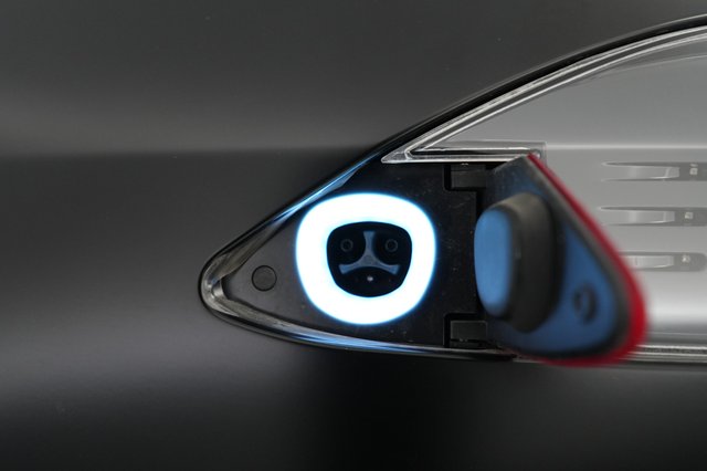 2022 Tesla Model S — photo 8 of 22