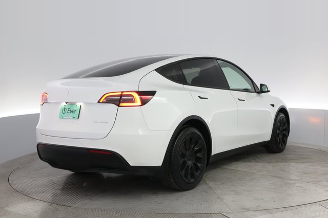 2022 Tesla Model Y — photo 2 of 21