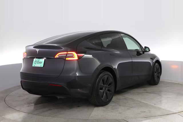 2024 Tesla Model Y — photo 2 of 21