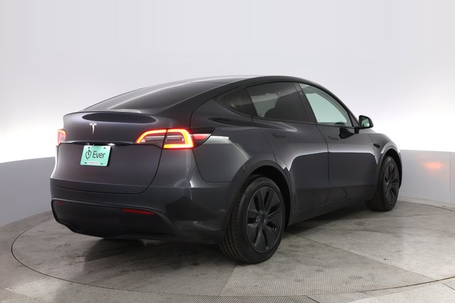 2024 Tesla Model Y — photo 2 of 21