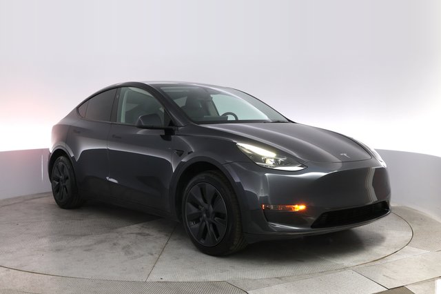 2024 Tesla Model Y — photo 10 of 21