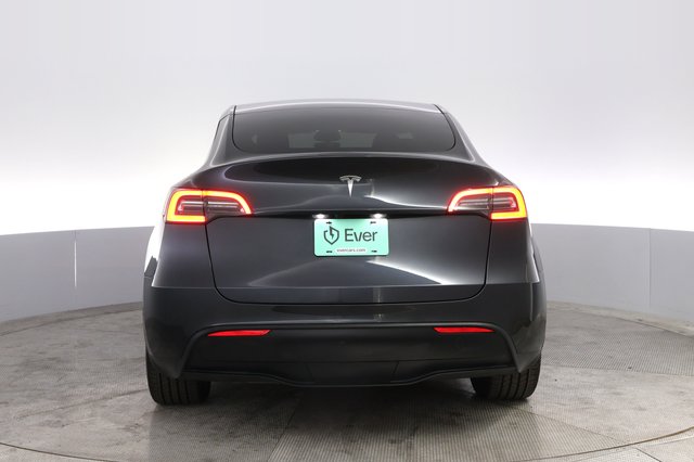 2024 Tesla Model Y — photo 12 of 21