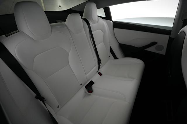 2025 Tesla Model 3 — photo 4 of 24