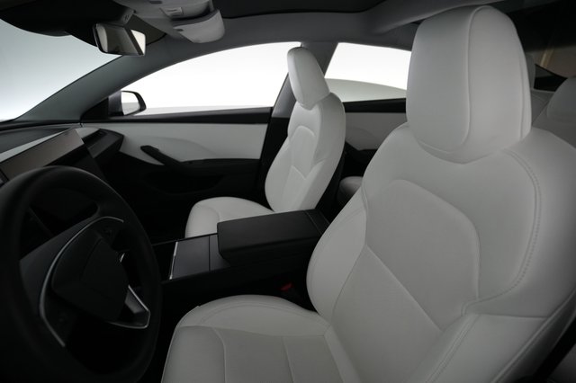 2025 Tesla Model 3 — photo 3 of 24