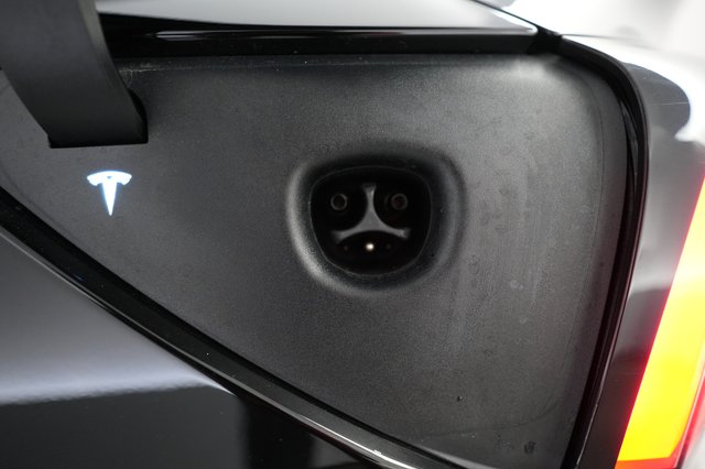 2025 Tesla Model 3 — photo 8 of 23