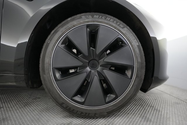 2025 Tesla Model 3 — photo 17 of 23