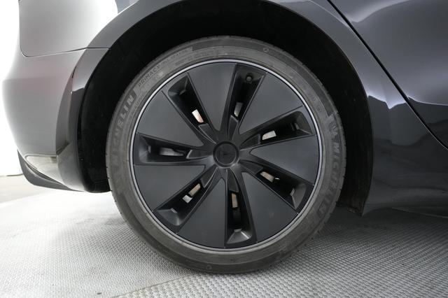 2025 Tesla Model 3 — photo 7 of 23