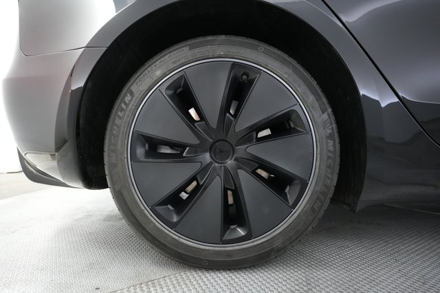 2025 Tesla Model 3 — photo 7 of 23