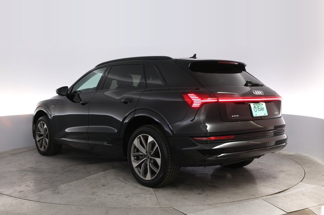 2021 Audi e-tron — photo 13 of 21