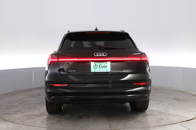 2021 Audi e-tron — photo 12 of 21
