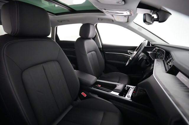 2021 Audi e-tron — photo 18 of 21