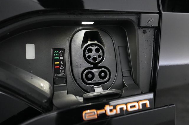 2021 Audi e-tron — photo 8 of 21