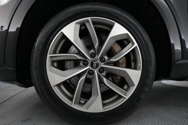 2021 Audi e-tron — photo 15 of 21