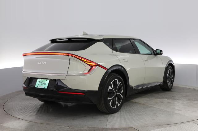 2022 Kia EV6 — photo 2 of 20