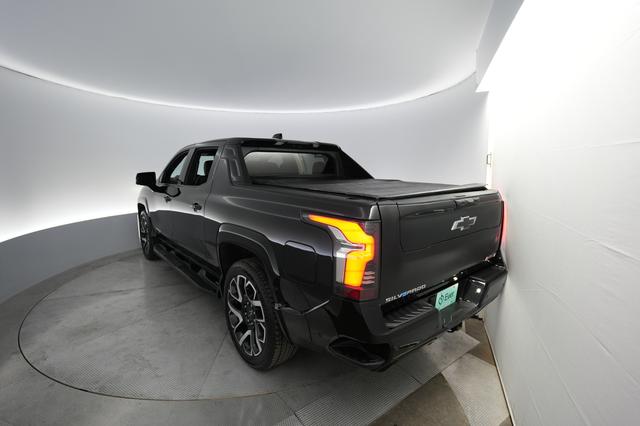 2024 Chevrolet Silverado EV — photo 2 of 18
