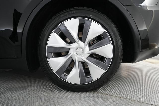 2023 Tesla Model Y — photo 7 of 21