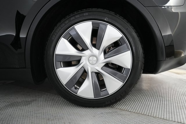 2023 Tesla Model Y — photo 7 of 21