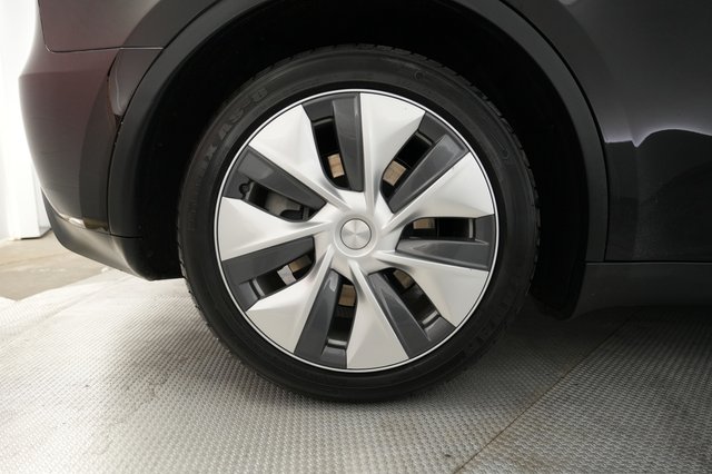 2023 Tesla Model Y — photo 16 of 21