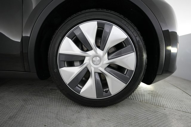2023 Tesla Model Y — photo 17 of 21