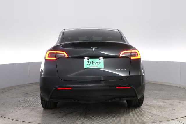 2024 Tesla Model Y — photo 12 of 21