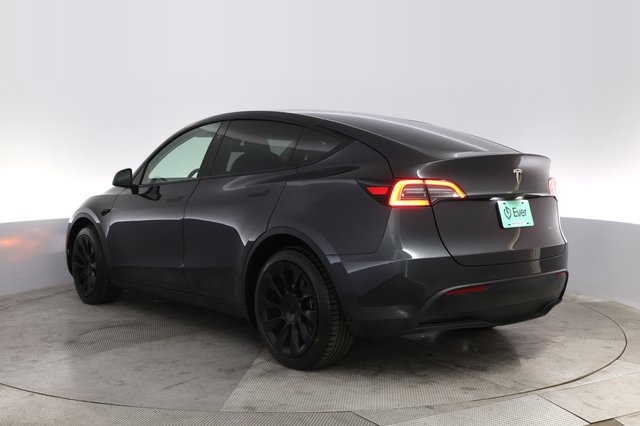 2024 Tesla Model Y — photo 13 of 21