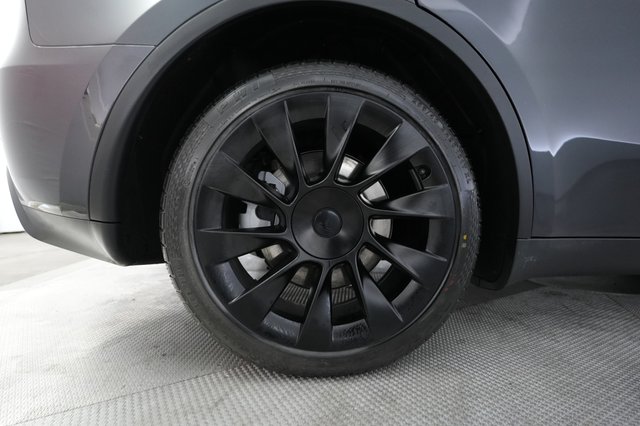 2024 Tesla Model Y — photo 17 of 21