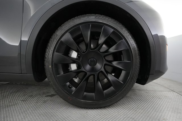 2024 Tesla Model Y — photo 7 of 21