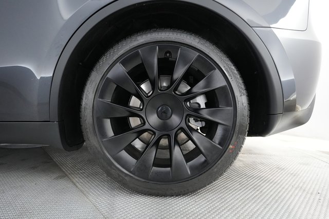 2024 Tesla Model Y — photo 16 of 21