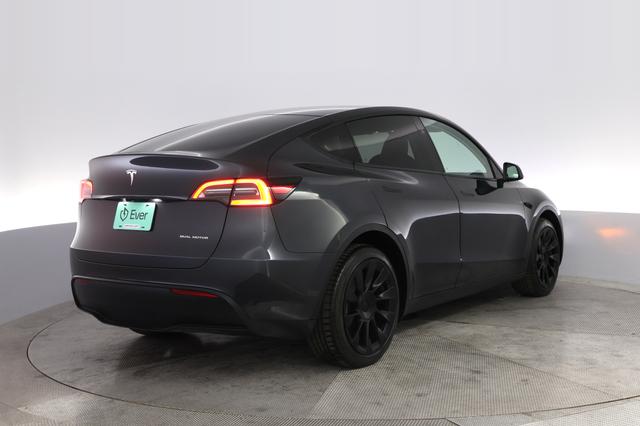2024 Tesla Model Y — photo 2 of 21
