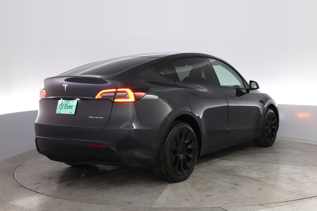 2024 Tesla Model Y — photo 2 of 21