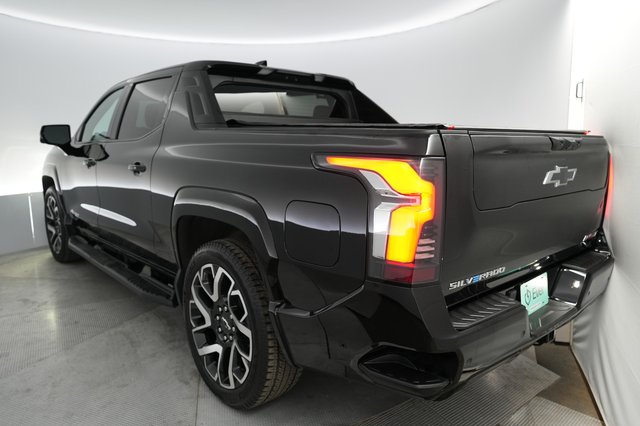 2024 Chevrolet Silverado EV — photo 2 of 15