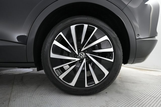 2023 Volkswagen ID.4 — photo 7 of 20
