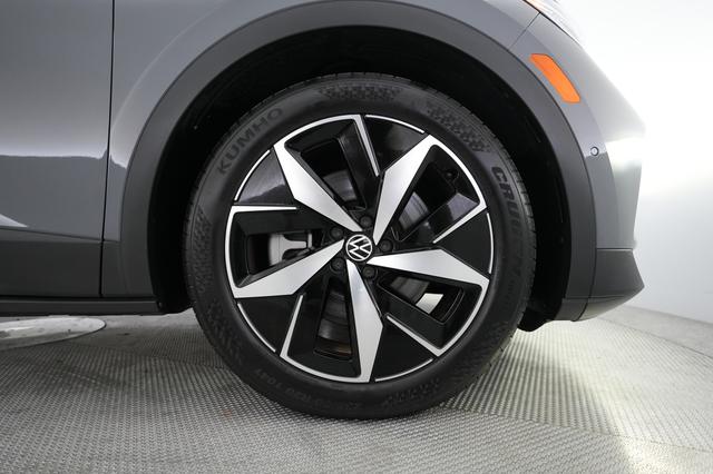 2023 Volkswagen ID.4 — photo 7 of 20