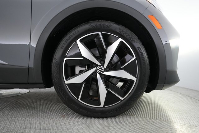 2023 Volkswagen ID.4 — photo 7 of 20